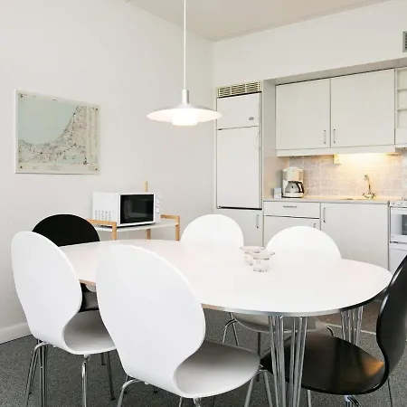 6 Person On A In Appartamento