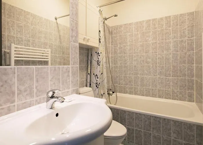 アパート 6 Person On A In